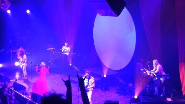 Charlotte Wessels - Soft Revolution live @ Tivoli, Utrecht (23/10/22) смотреть онлайн