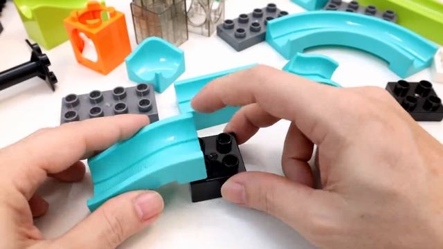 Satisfying Building Blocks Marble Run Race Jump Button & Spinning Slope смотреть онлайн