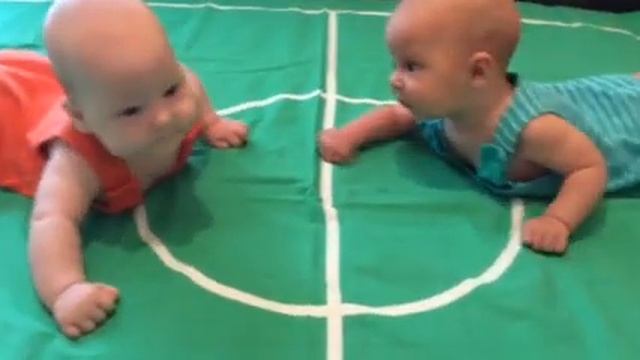 Брат впервые увидел сестру близняшку! Радости не было предела!! смотреть онлайн