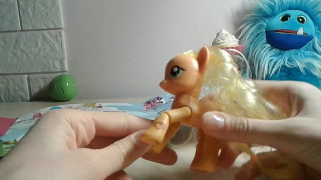 Распаковка шарнирной пони Applejack (Explore Equestria) смотреть онлайн