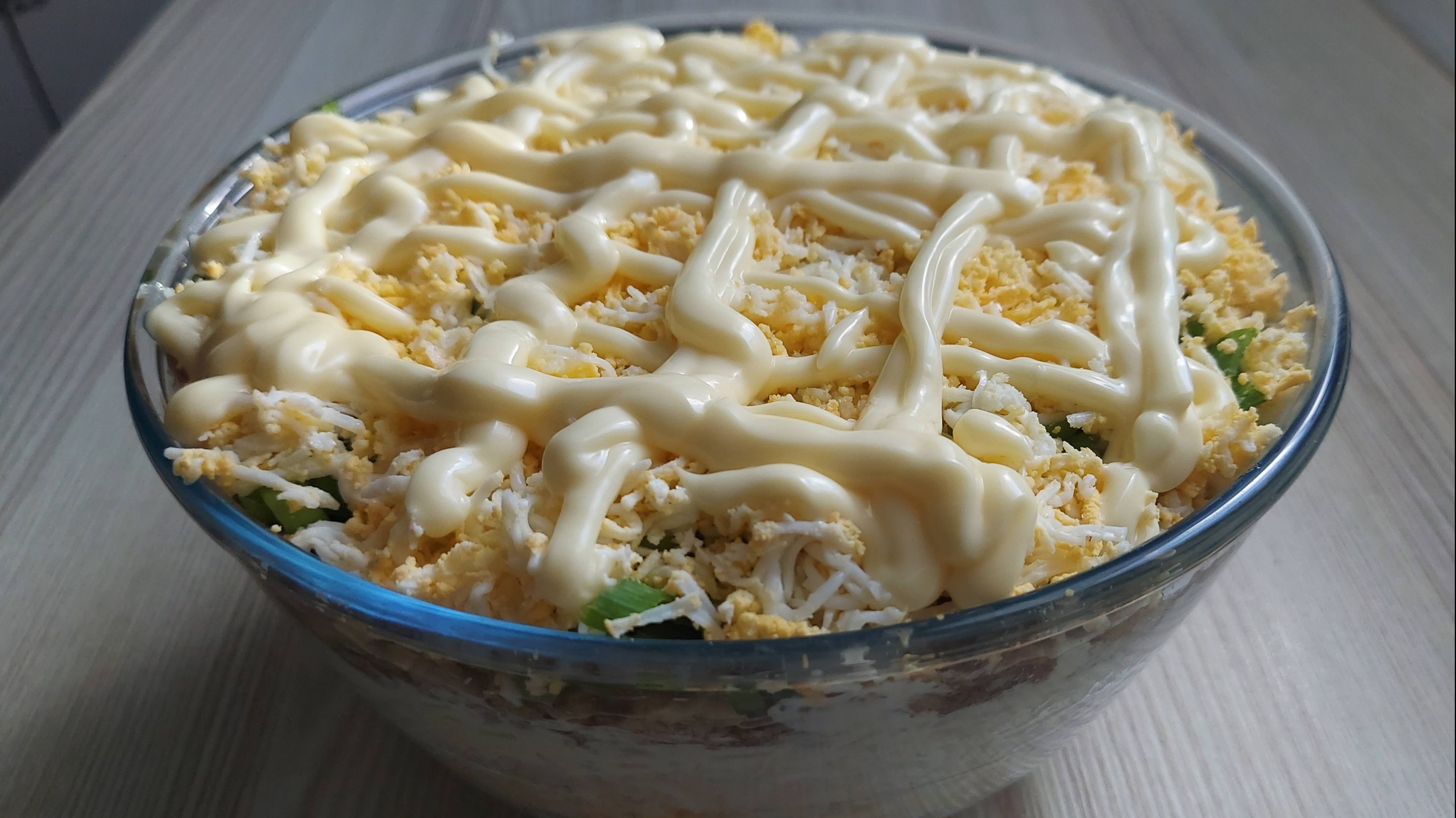 Вкусный, сытный салат на праздничный стол понравится всем. Салат с рисом, сардинами и зеленым луком смотреть онлайн