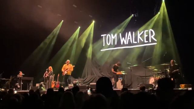 Tom Walker performing Serotonin смотреть онлайн