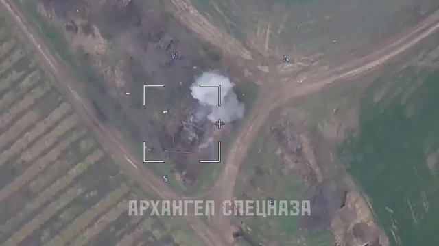 M109 Paladin destroyed by a Lancet UAV смотреть онлайн