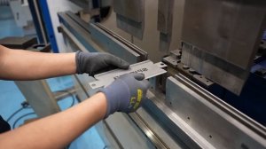 Японский процесс производства задней лестницы для авто, не требующий винтов и болтов!