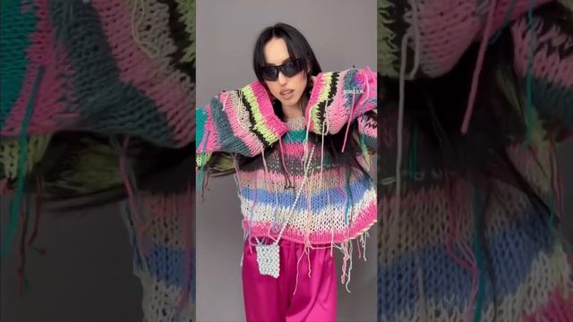 Вязаный свитер ручной работы 💚и мини-сумочка из жемчужных бусин 🤍 #crochet #bag #handmade смотреть онлайн