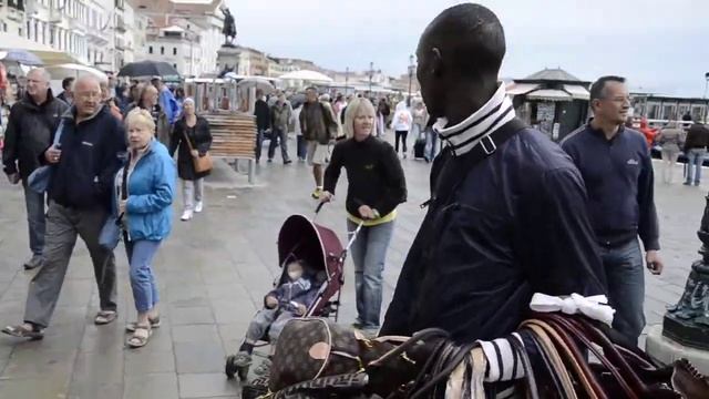 Продажа "брэндовых" сумок в Венеции темнокожими типочками смотреть онлайн