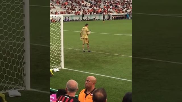 Goleiro Santos,do Clube Atlético Paranaense faz campanha juntamente com o aplicativo Uber! смотреть онлайн