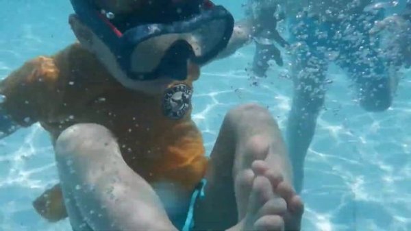 Костя и мальчики ныряют в бассейне на Занзибаре