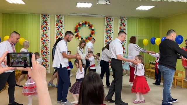 Таночок дітей з батьками • випускний у садочку • 2023 смотреть онлайн