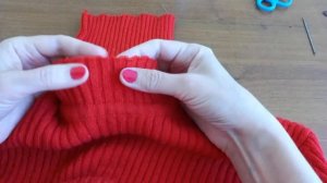 Как уменьшить свитер, если надоела высокая горловина на водолазке #домоводство #вязание