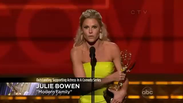 Julie Bowen wins an Emmy for Modern Family at the 2012 Primetime Emmy Awards! смотреть онлайн