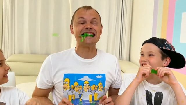 Игра в ЧЕЛЛЕНДЖ внутри или снаружи  Крутые брызги  от Кати и Макс