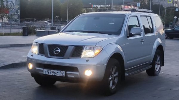Ниссан панфайндер . Ниссан навара. 2.5 турбодизель