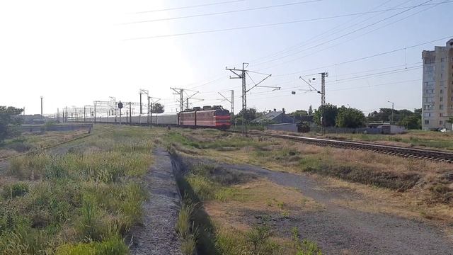 ВЛ10-1886 с вечерним поездом СПБ-Евпатория проследует район Авиагородок в первый день лета 2022! смотреть онлайн