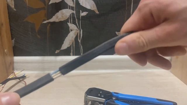 Снятие изоляции провода по середине стриппером КВТ WS 07 61670 смотреть онлайн