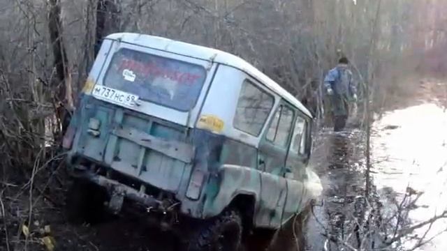 УАЗ штурмует ручей смотреть онлайн