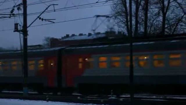 Электропоезд ЭР2Т-7204 отправляется с Витебского вокзала / EMU ER2T-7204, SPb смотреть онлайн