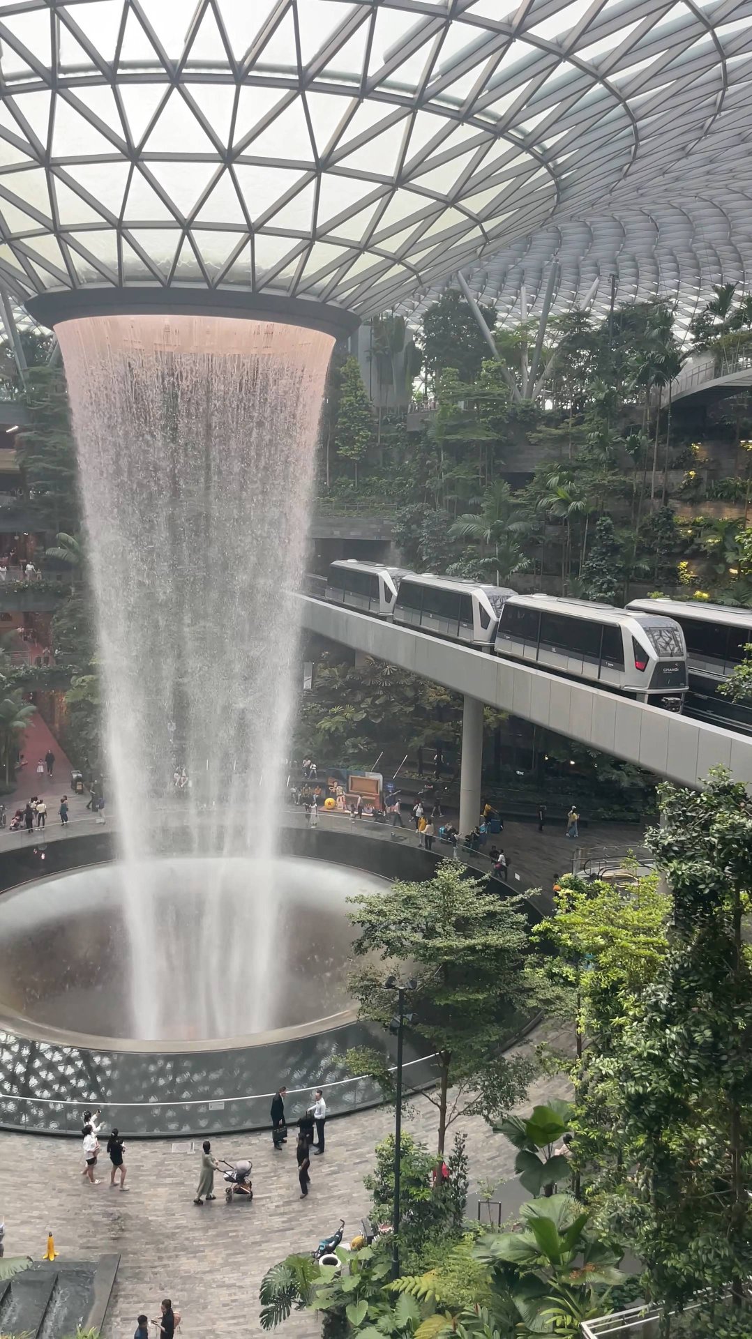 На поезде Сквозь Водопад в Аэропорту Сингапура - Как такое возможно? #аэропорт #сингапур #чанги смотреть онлайн