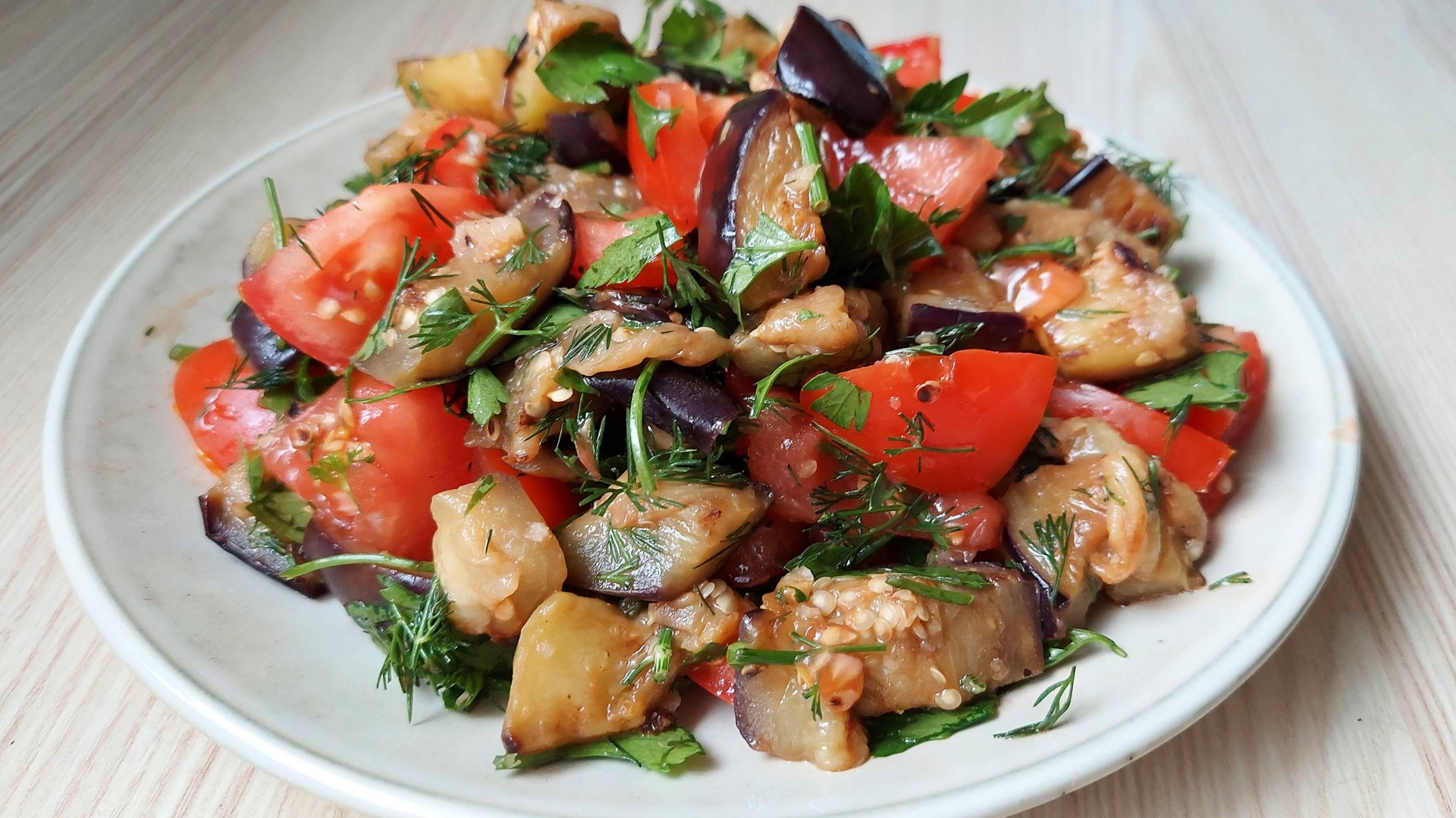 Невероятно вкусный салат-обязательно приготовьте! Салат из баклажанов с помидорами! смотреть онлайн