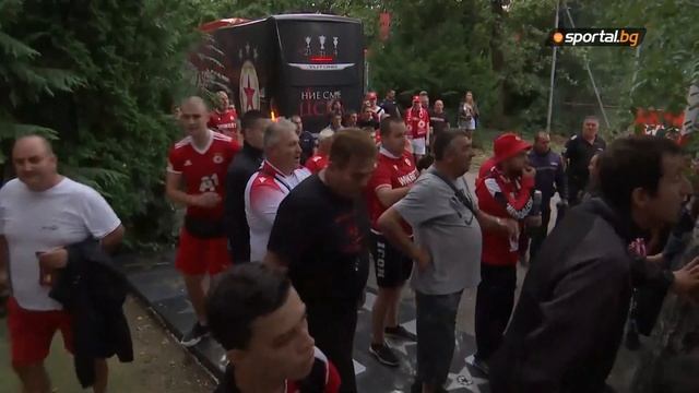 С освирквания и обиди бяха посрещнати Любослав Пенев и футболистите на ЦСКА 1948 на "Армията" смотреть онлайн