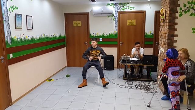 Ваня Зайцев исполняет песню "Детство" смотреть онлайн