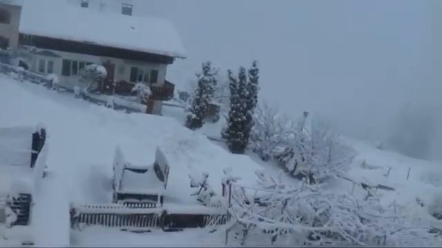 SNOWING HEAVILY AT DAD'S PLACE смотреть онлайн