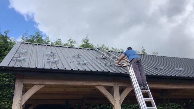 INSTALLING OFF GRID SOLAR POWER SYSTEM: RAILS AND CLAMPS. Solar set up for OFF GRID FAMILY life смотреть онлайн