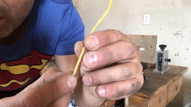 DIY wire stripper. Here are a few quick, easy and cheap ways to make your own wire stripper. смотреть онлайн