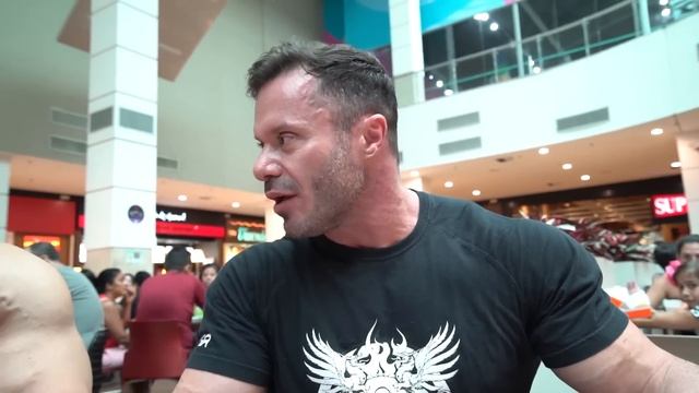 REAÇÃO DAS PESSOAS AO VEREM ESTE GIGANTE NO SHOPPING - FABIO GIGA смотреть онлайн