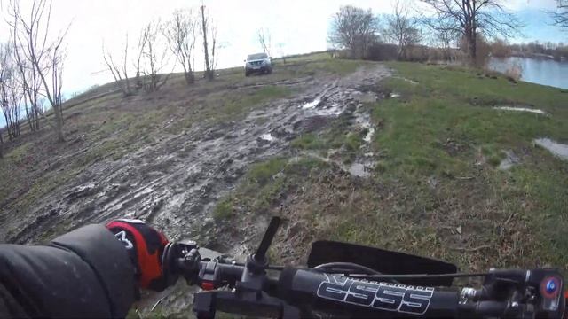 ПОКАТУШКИ НА ПИТБАЙКАХ ПО ГРЯЗИ смотреть онлайн