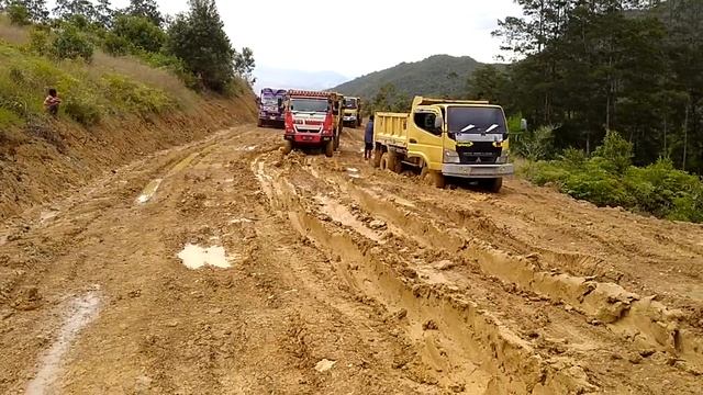 Baru mau kerja sudah main lumpur #cerita truk double gardan wamena смотреть онлайн