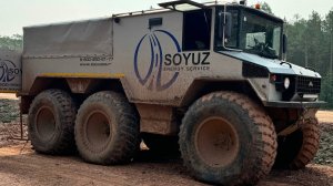 Зимник Усть кут Мирный в июле и брошенный машины на дороге.