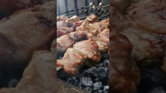 Жарка шашлыка за 30 секунд Shorts смотреть онлайн