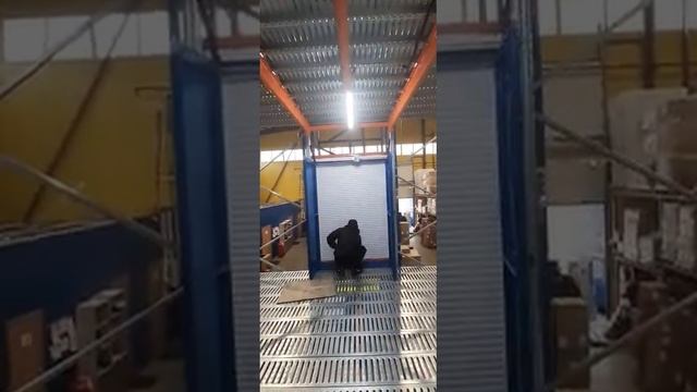 Грузовой шахтный подъемник для склада смотреть онлайн