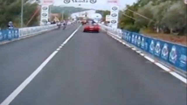 David Millar biffing his bike смотреть онлайн