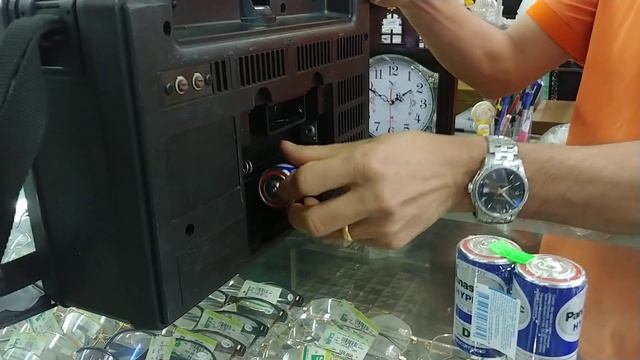 Đi mua pin để test e đài radio national panasonic RF-2200!Thế này đã được chưa bác khách ơi смотреть онлайн
