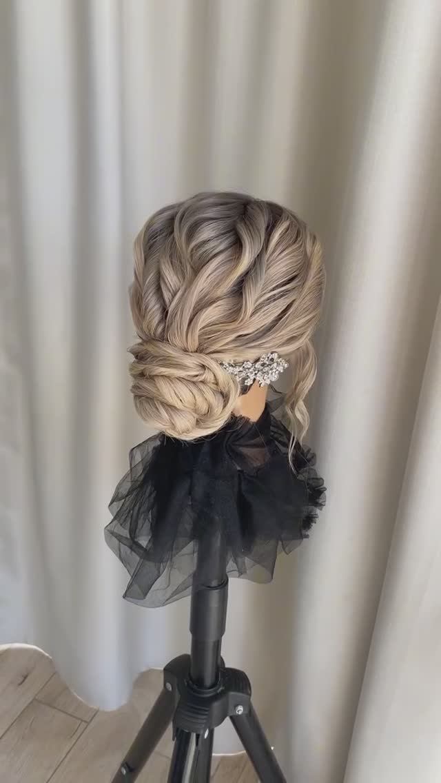 Красивый текстурный пучок на учебной голове Серсее #прическа #укладка #пучок #волосы