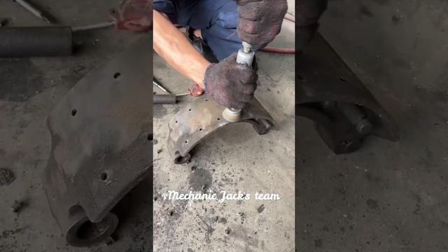 Heavy Truck Brake Lining Replacement With Hand Tools смотреть онлайн
