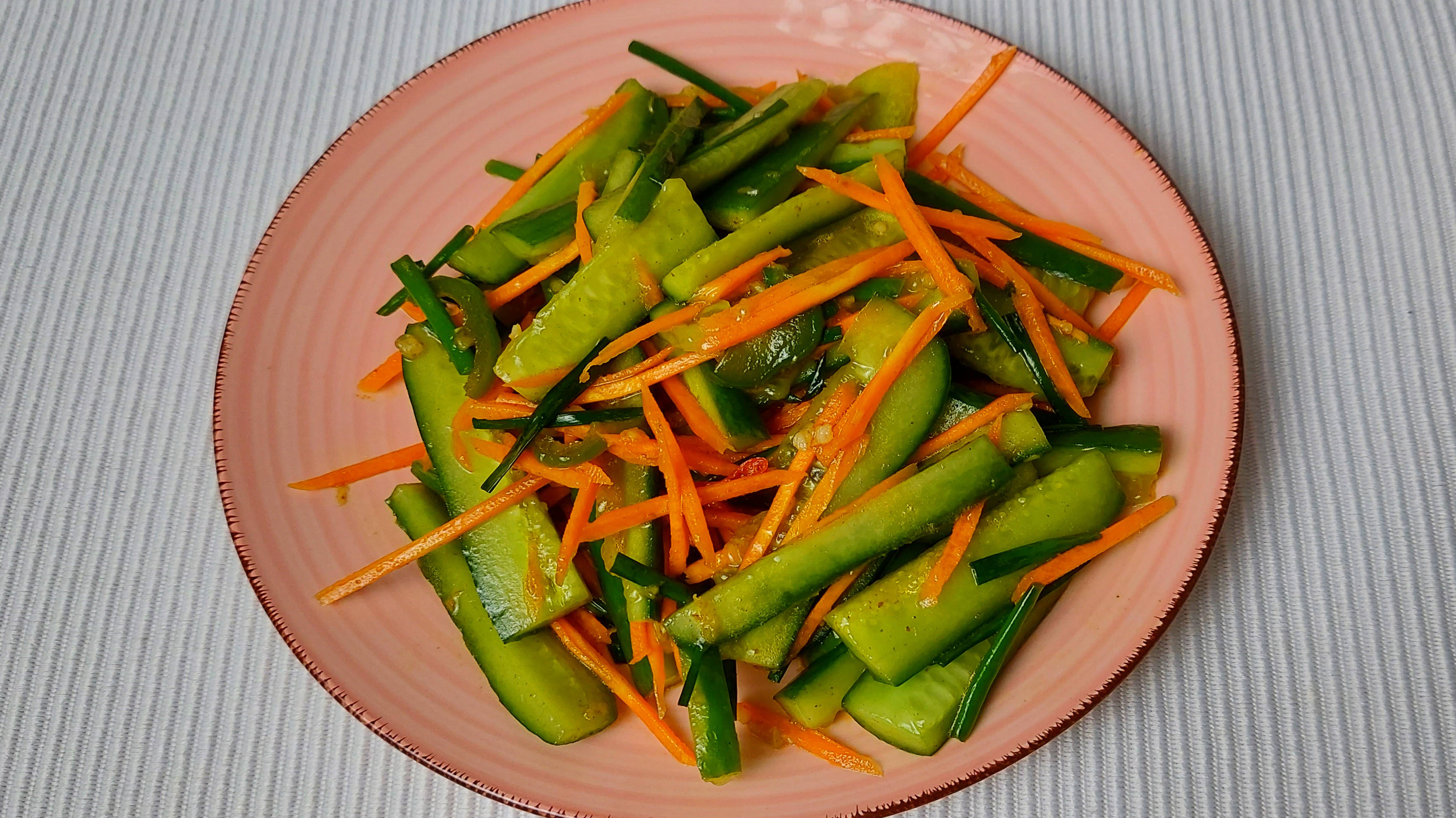 Этот салат готовится за считанные минуты! Острый салат из огурцов быстро и вкусно! смотреть онлайн