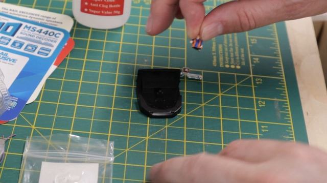 Building a Model Layout in the Garage - 52 - Dapol Class 68 Sound Fitting смотреть онлайн