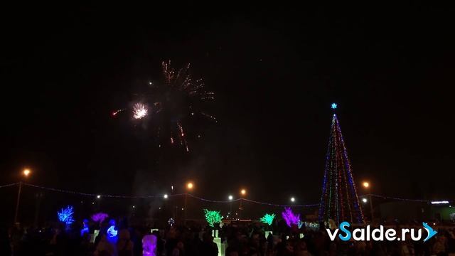 Новогодний городок в Верхней Салде открыли праздничным салютом, 29.12.2018 смотреть онлайн
