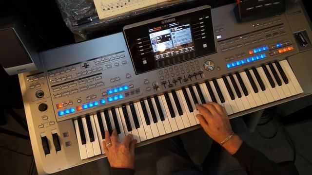 tyros 5 song of the week & Buttons Class (Easter Parade) keyboardamerica.com смотреть онлайн