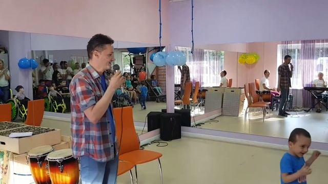 Сергей Корельский исполняет песню "Просто подари" в свой день рождения смотреть онлайн