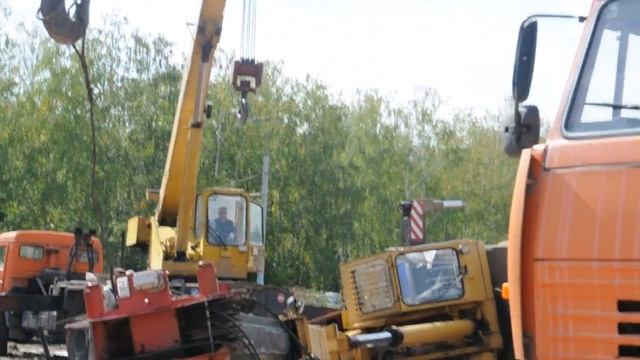 Возле Ледового стадиона «Сокол» на землю упал подъемный кран смотреть онлайн