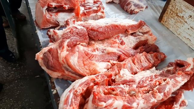 сдали свинью и купили её же сало// цены на мясо на рынке// мужчины налетели "как мухи на мед" смотреть онлайн