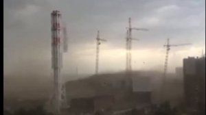 Упал башенный кран в Москве из-за Урагана