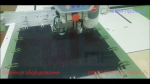 Программируемая швейная машина Juita серии K8, оснащенная дополнительной режущей головой (ножом).