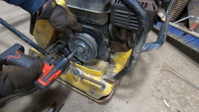 Tightening a drive belt on a Wacker WP1550 plate compactor смотреть онлайн