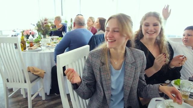 Моменти зустрічі молодят перед бенкетом. Ukrainian wedding traditions смотреть онлайн
