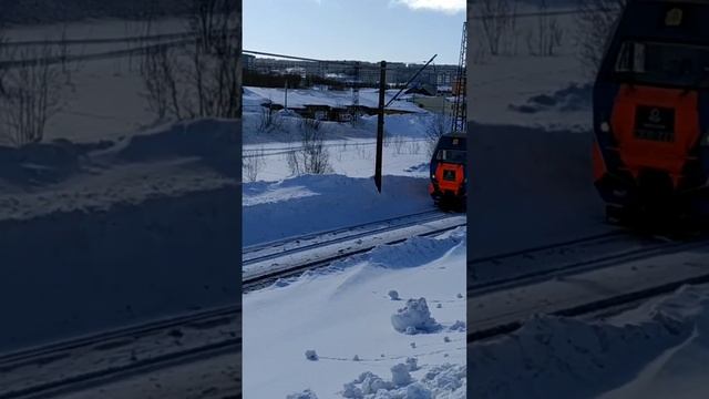 Апатитский "ГРАНИТ" 2ЭС10 – 222 с думпкарами, ст. Кировск-Мурманский, 25.03.23. #апатиты #гранит #ж смотреть онлайн